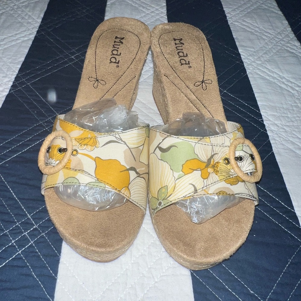 Floral Mudd Buckle Wedges - Picture 2 of 7